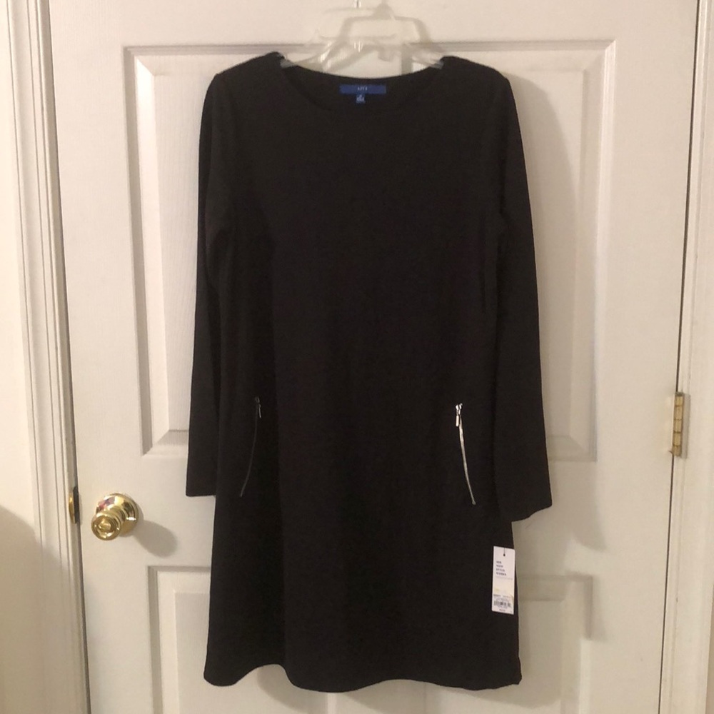 Apt 9 black long sleeve dress with zip pockets. Size m. New with tags